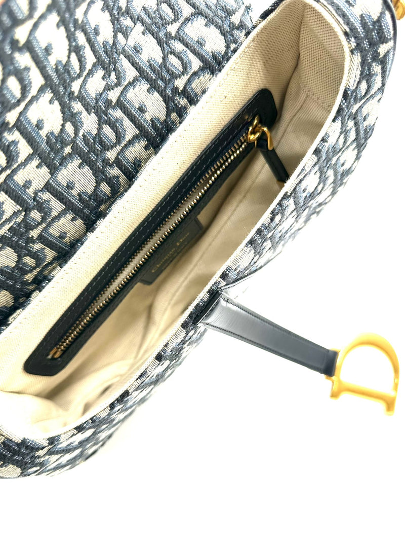 Saddle Bag - Sleek and Modern Elegance